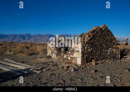 Vecchie miniere abbandonate di abitacolo nella Owens Valley, Lone Pine, California. Foto Stock