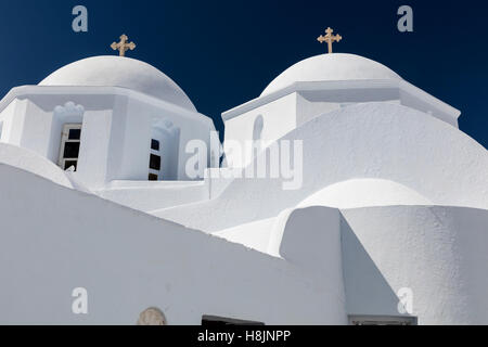 Twin cupole della chiesa nel villaggio di imbiancate di Chora (Hora) su Amorgos, una delle isole Cicladi Grecia Foto Stock