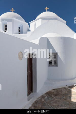 Twin cupole della chiesa nel villaggio di imbiancate di Chora (Hora) su Amorgos, una delle isole Cicladi Grecia Foto Stock