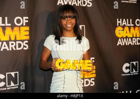 Gabby Douglas assiste la terza sala annuale di Game Awards ospitati da Cartoon Network a Barker Hangar il 9 febbraio 2013 in Santa Monica, California. Foto Stock