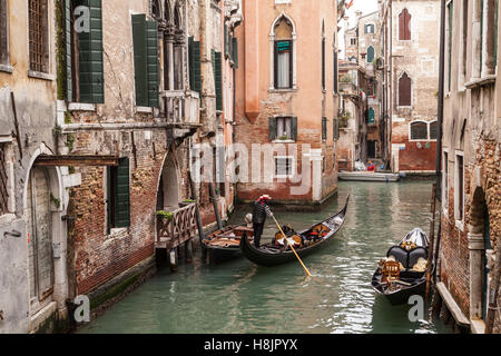 Un gondoliere a Venezia, Italia. Foto Stock