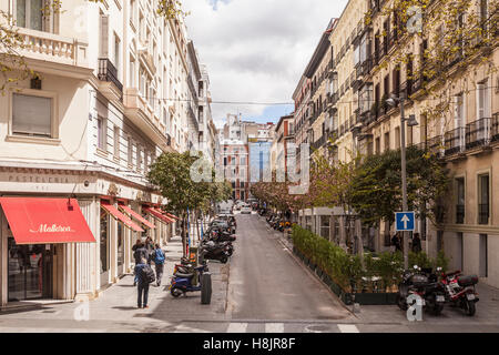 Calle Columela a Madrid, Spagna. Parte dell'affluente area della città intorno al quartiere Salamanca. Foto Stock