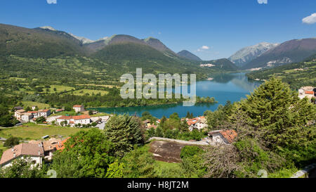 Barrea (L'Aquila, Italia) - paesaggio del lago di Barrea Foto Stock