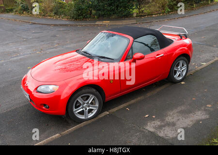 Un rosso 2006 Mazda MX5 Roadster Sport Automobile Foto Stock