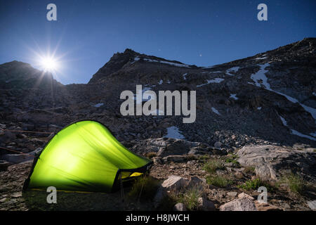 Camping sotto Glen Pass, Kings Canyon National Park, Sierra Nevada, in California, Stati Uniti d'America Foto Stock