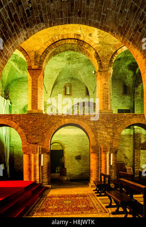 Italia Emilia Romagna Forlì Abbazia di San Mercuriale Navata destra Foto Stock