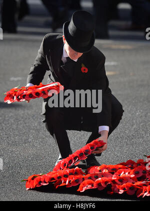 Le corone sono previste durante la commemorazione annuale domenica il servizio presso il Cenotafio memorial in Whitehall, Londra centrale, tenutasi in omaggio per i membri delle forze armate che sono morti in conflitti rilevanti. Foto Stock