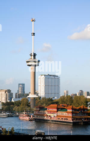 Euromast torre situata nella città di Rotterdam nei Paesi Bassi con galleggiante ristorante cinese Foto Stock