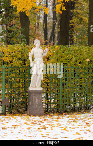 Statua della Sibilla libica nel giardino estivo dopo la prima nevicata, San Pietroburgo, Russia Foto Stock