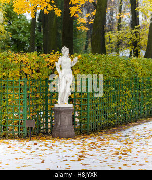 Statua della Sibilla libica nel giardino estivo dopo la prima nevicata, San Pietroburgo, Russia Foto Stock