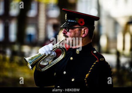 Il bugler suona per indicare la fine dei due minuti di silenzio durante un ricordo servizio domenicale in Queen Square, Bristol, tenutasi in omaggio per i membri delle forze armate che sono morti in conflitti rilevanti. Foto Stock