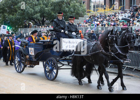 Assessori che viaggiano in una carrozza trainata da cavalli, signore sindaco di Show 2016, London, Regno Unito Foto Stock
