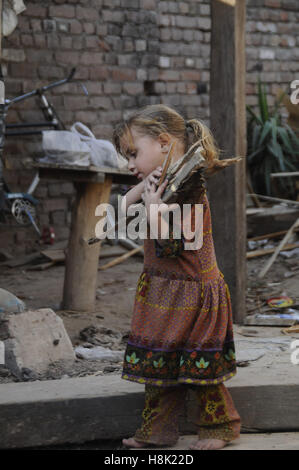 Il pakistan. Xiii Nov, 2016. Bambini afgani la ragazza con gli occhi blu raccogliere rami di alberi in legno tamber a Rawalpindi per utilizzare home combustibile dovuta a gas domestici alleggerimento del carico inizia in città.Sui Northern Gasdotti limitata (la distribuzione del gas company), intanto, ha richiesto il petrolio e risorse naturali ministero per consentire di ridurre il gas di alimentazione a tutti gli altri settori eccetto il domestico e commerciale per soddisfare la crescente domanda dei consumatori. © Zubair Ahmed/Pacific Press/Alamy Live News Foto Stock