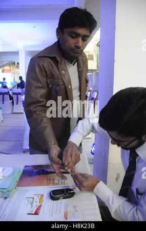 Rawalpindi, Pakistan. Xiii Nov, 2016. I partecipanti passano attraverso una strada durante la consapevolezza diabetici a piedi organizzato dalla Accademia di Pioneer e le aziende farmaceutiche, in occasione della Giornata mondiale del diabete .medico introdurre il metodo per prevenire il diabete durante una clinica gratuita. Giornata mondiale del diabete(WDD) è tenuto il 14 novembre di ogni anno © Zubair Ahmed/Pacific Press/Alamy Live News Foto Stock