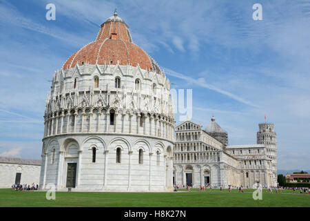 Pisa, Italia - 5 Settembre 2016: il Battistero di San Giovanni il battistero, il Duomo e la torre pendente di Pisa. Persone non identificate Foto Stock