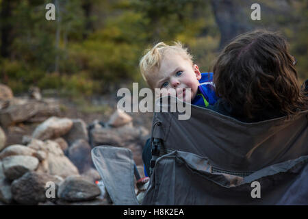 Tabernash, Colorado - due-anno-vecchio Adamo Hjermstad Jr. con sua madre su un viaggio di campeggio nelle Montagne Rocciose. Foto Stock
