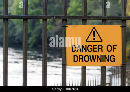 Il giallo e il nero pericolo di annegamento in segno di avvertimento Foto Stock