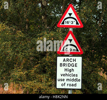 Avvertenza il ponte di arco ad alta veicoli utilizzano metà del cartello stradale Foto Stock