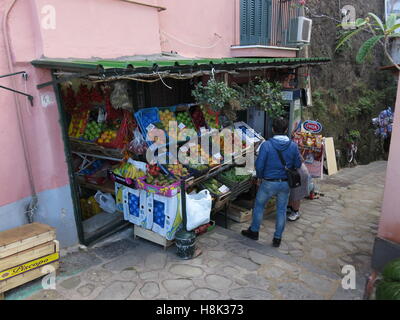 Strada che conduce al vecchio porto di Sorrento Italia Foto Stock