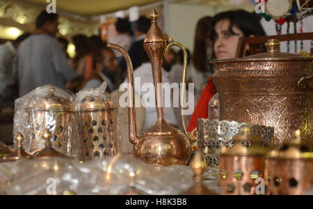 Lahore, Pakistan. Xiii Nov, 2016. Visitatori pakistano tenendo interesse per gli elementi visualizzati durante il secondo giorno del (DAACHI) Arti e Mestieri Fiera mostra organizzata dalla Fondazione Daachi. Prodotti fatti a mano contenente tessuti, ceramiche, Hunza scialli, gioielli etnici, artigianato da Gilgit, Hyderabadi schiave, Phulkari da Haripur, Taxila sculture in pietra, mobili dipinti a mano, chioschi, arte carrello merci, chioschi, dipinti arti e mestieri. © Rana Sajid Hussain/Pacific Press/Alamy Live News Foto Stock