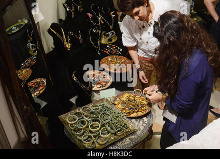 Lahore, Pakistan. Xiii Nov, 2016. Visitatori pakistano tenendo interesse per gli elementi visualizzati durante il secondo giorno del (DAACHI) Arti e Mestieri Fiera mostra organizzata dalla Fondazione Daachi. Prodotti fatti a mano contenente tessuti, ceramiche, Hunza scialli, gioielli etnici, artigianato da Gilgit, Hyderabadi schiave, Phulkari da Haripur, Taxila sculture in pietra, mobili dipinti a mano, chioschi, arte carrello merci, chioschi, dipinti arti e mestieri. © Rana Sajid Hussain/Pacific Press/Alamy Live News Foto Stock