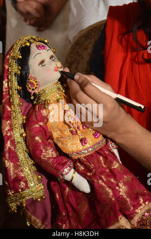 Lahore, Pakistan. Xiii Nov, 2016. Visitatori pakistano tenendo interesse per gli elementi visualizzati durante il secondo giorno del (DAACHI) Arti e Mestieri Fiera mostra organizzata dalla Fondazione Daachi. Prodotti fatti a mano contenente tessuti, ceramiche, Hunza scialli, gioielli etnici, artigianato da Gilgit, Hyderabadi schiave, Phulkari da Haripur, Taxila sculture in pietra, mobili dipinti a mano, chioschi, arte carrello merci, chioschi, dipinti arti e mestieri. © Rana Sajid Hussain/Pacific Press/Alamy Live News Foto Stock