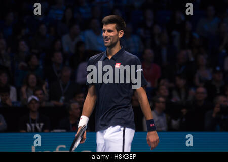 Londra, Regno Unito. Xiii Nov, 2016. Novak Djokovic (SRB) VS Dominic Thiem (AUT) riprodurre il primo mach di Round Robin ATP finali all'O2 © Alberto Pezzali/Pacific Press/Alamy Live News Foto Stock