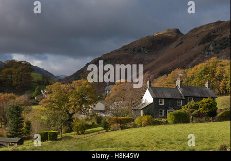 Cottage in poco Langdale con Lingmoor in background Foto Stock