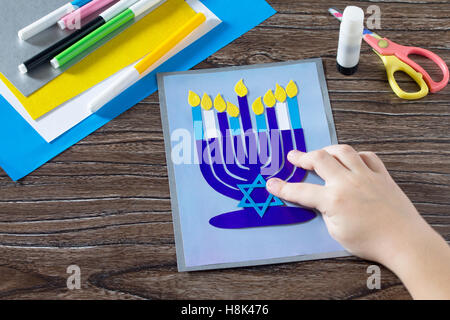 Il bambino colle i dettagli greeting cards immagine della festa ebraica di Hanukkah. Colla, forbici, carta, foglie su legno Foto Stock