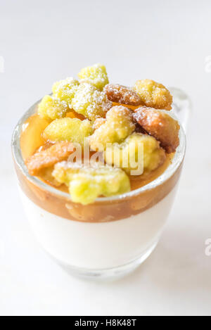 Apple Crumble torta in vetro Foto Stock