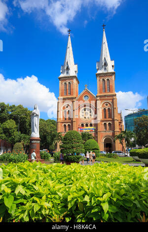 Saigon la cattedrale di Notre Dame, in una daylife, costruire nel 1883 dai coloni francesi. Vista da Parkson Plaza. Foto Stock