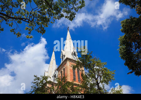 Saigon la cattedrale di Notre Dame, in una daylife, costruire nel 1883 dai coloni francesi. Vista da Parkson Plaza. Foto Stock