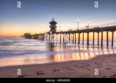 HDR tramonto dietro la Huntington Beach pier nella California del Sud Foto Stock