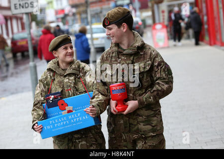 Esercito di giovani cadetti nella foto a Bognor Regis High Street la vendita di papaveri per l'appello di papavero e di contrassegnare Giorno del Ricordo. Regno Unito. Foto Stock