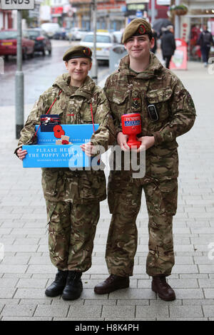 Esercito di giovani cadetti nella foto a Bognor Regis High Street la vendita di papaveri per l'appello di papavero e di contrassegnare Giorno del Ricordo. Regno Unito. Foto Stock