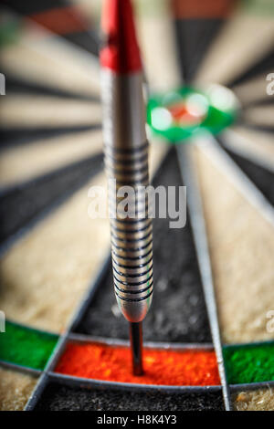 Le freccette di colpire una perfetta 180 punteggio sulla scheda di dart, close up Foto Stock