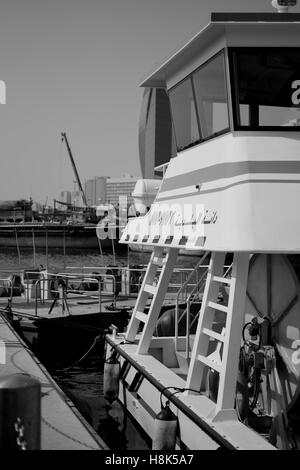 Barca nel dock di Dubai Foto Stock