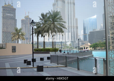 La passerella accanto alle fontane di Dubai Foto Stock