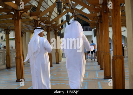 Emirati maschi in tradizionale dishdash Foto Stock