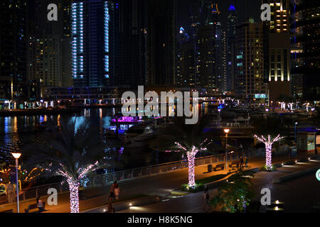 Dubai Marina di notte Foto Stock