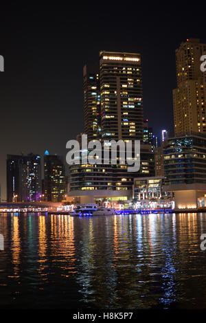 Dubai Marina di notte Foto Stock