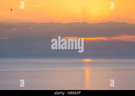 Interessante tramonto sul mare in Sicilia, Italia Foto Stock