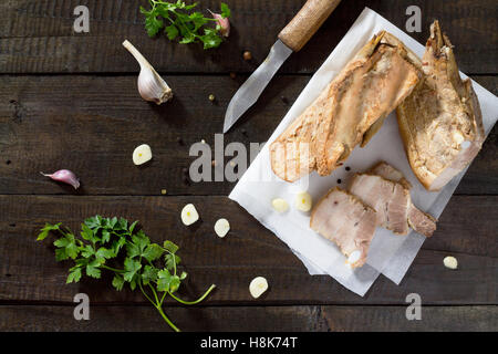 Carne cruda strato. Greggio Greggio lardo di maiale su un tagliere con aglio e spezie. Foto Stock