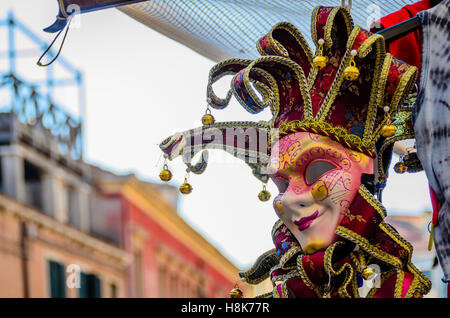 Stallo del mercato di vendita di maschere di carnevale e jester cappelli al  di fuori del Palazzo Ducale, il Molo di San Marco, Venezia, Veneto, Italia  Foto stock - Alamy