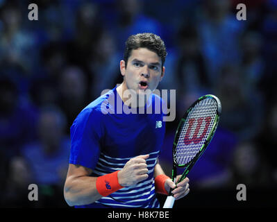 Del Canada Milos Raonic reagisce dopo aver vinto un punto contro la Francia di Gael Monfils durante il giorno uno del Barclays ATP World Tour Finals presso l'O2, Londra. Stampa foto di associazione. Picture Data: Domenica 13 Novembre, 2016. Vedere PA storia TENNIS Londra. Foto di credito dovrebbe leggere: Adam Davy/filo PA. Restrizioni: solo uso editoriale, nessun uso commerciale senza previa autorizzazione Foto Stock