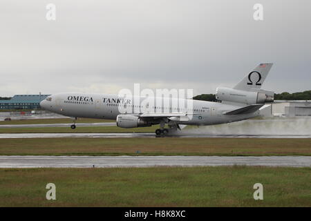 N974VV, un McDonnell Douglas DC-10-40ho tanker azionato da Omega Air Refuelling, presso l'Aeroporto di Prestwick in Ayrshire. Foto Stock