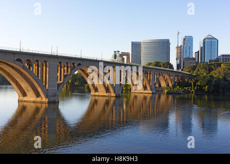 Il tasto ponte sul fiume Potomac in mattina presto, Washington DC, Stati Uniti d'America. Foto Stock