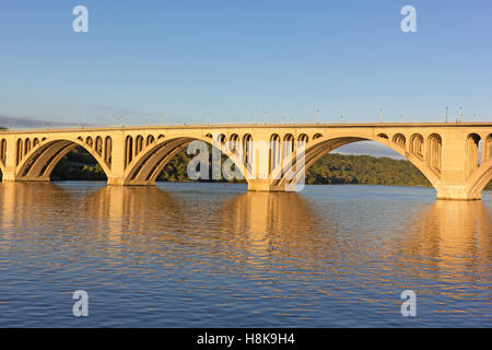 Un tramonto sul ponte di chiave a Washington DC. Foto Stock