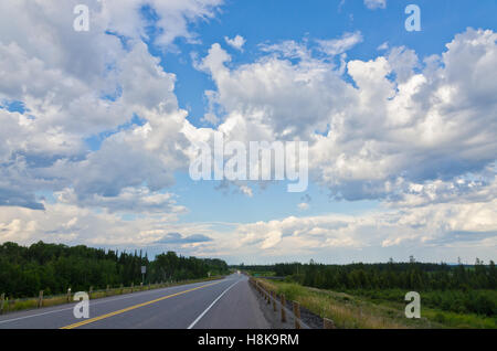 Trans Canada highway lungo Lago Superior shore Foto Stock