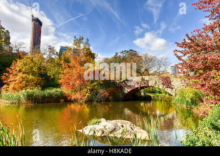 Gapstow Bridge in autunno a Central Park di New York City. Foto Stock